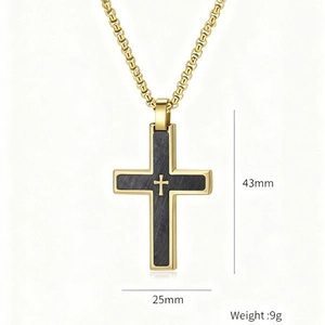Pendente a croce in acciaio inossidabile bicolore oro e nero con inserto in carbonio