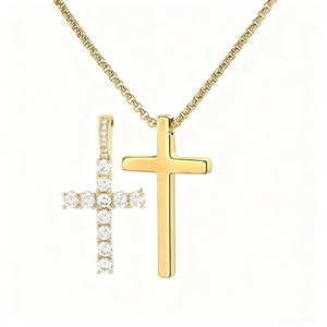 Collier avec pendentif double croix hip hop en finition dorée et cristaux pavés