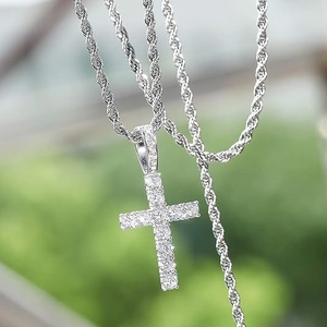 Collier pendentif croix argentée avec zircons et chaîne corde pour homme en plein air