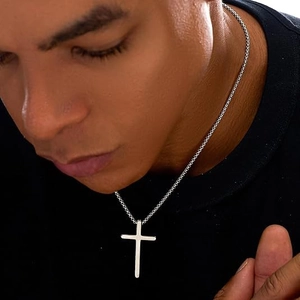 Pendentif double croix argentée sur chaîne épaisse en acier inoxydable porté par un homme