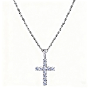 Détail du pendentif croix hip hop avec cristaux micro-pavés et chaîne torsadée