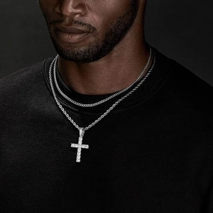 Collier croix hip hop pour homme avec zircons pavés et chaîne torsadée multicouche