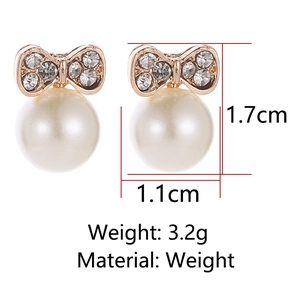Vue détaillée des boucles d'oreilles nœud et perle avec dimensions de 1,1 cm sur 1,7 cm