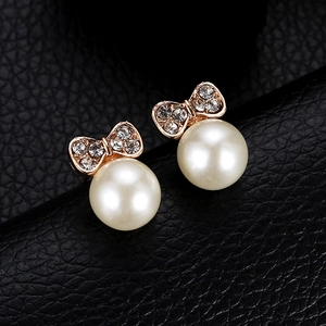 Boucles d'oreilles nœud perle élégantes avec strass brillants et finition dorée