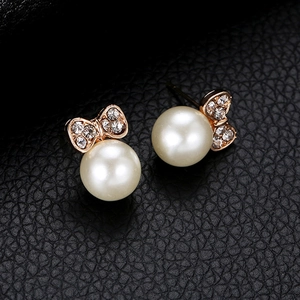 Boucles d oreilles nœud papillon en perles avec placage or rose et cristaux