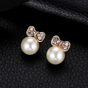 Boucles d'oreilles nœud élégantes avec perles et strass brillants en finition dorée