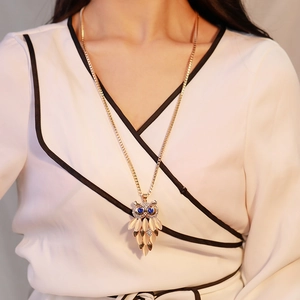 Collana lunga vintage a forma di gufo con pietre occhio di gatto su modella