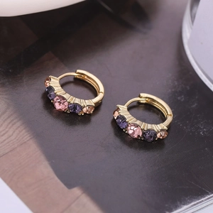 Boucles d'oreilles huggies dorées élégantes avec zircons colorés et design vintage chic