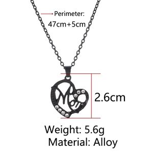 Détail d'un collier cœur noir pour maman avec strass et spécifications de taille