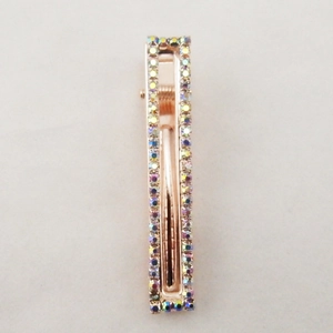 Dettaglio del fermaglio rettangolare in oro rosa con strass colorati AB scintillanti
