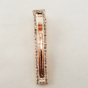 Dettaglio del fermaglio rettangolare oro rosa con doppia fila di strass scintillanti