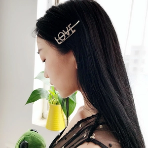Fermaglio per capelli dorato con scritta LOVE e strass luminosi per acconciature moda