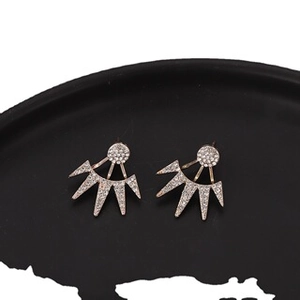 Gros plan de boucles d'oreilles rayons de soleil avec cristaux blancs sur monture dorée