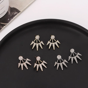 Lot de trois paires de boucles d'oreilles géométriques pavées de cristaux brillants