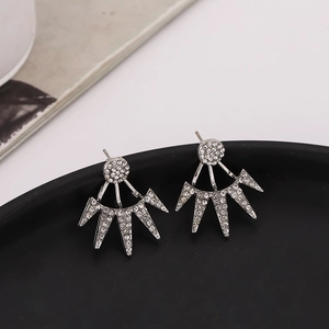 Boucles d'oreilles ear jacket en argent avec strass blancs sur un plateau noir