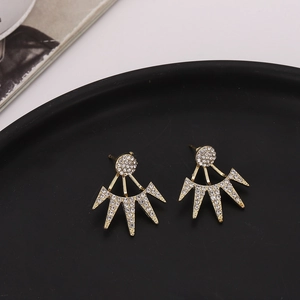 Boucles d'oreilles dorées à cinq pointes avec cristaux scintillants pour un look à la mode