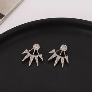Vue détaillée des boucles d'oreilles dorées avec des strass blancs étincelants