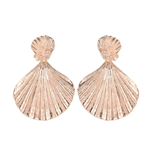 Minimalist rose gold shell earrings with elegant fan-shaped design and metallic texture