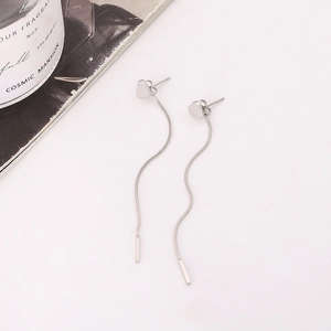 Orecchini a pendente in argento con borchie a cuore e lunghe nappe geometriche in metallo