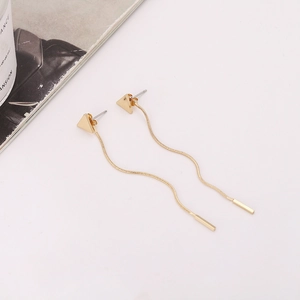 Dettaglio di orecchini a catena placcati in oro con perno a triangolo e catena a serpente