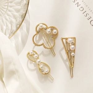 Set di 3 eleganti fermagli per capelli dorati con perle bianche e strass su seta beige
