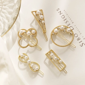 Elegante set di 5 fermagli geometrici dorati con perle bianche e strass scintillanti