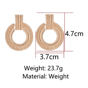 Dettaglio di orecchini a cerchio geometrici oro rosa con dimensioni e specifiche di peso