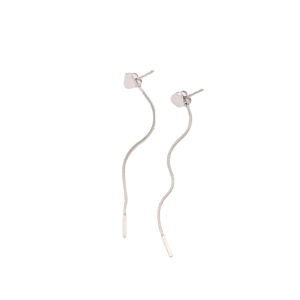 Orecchini a cuore in argento minimalisti con lunghe nappe a catena e barre verticali