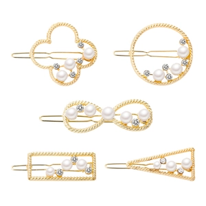 Set di 5 fermagli geometrici dorati decorati con perle bianche e strass scintillanti