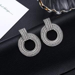 Orecchini a cerchio geometrici minimalisti in argento con trama intrecciata metallica