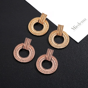 Orecchini a cerchio geometrici minimalisti con finitura testurizzata in oro e oro rosa