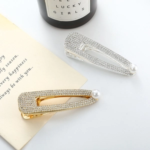 Détails des élégantes barrettes dorées et argentées avec strass brillants et perles blanches