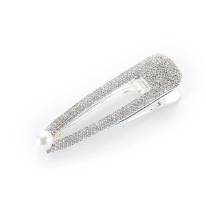 Barrette argentée élégante avec strass et perle blanche, design goutte d'eau ajouré