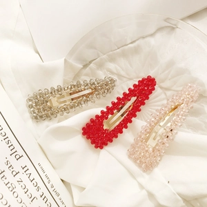 Set di tre eleganti fermagli per capelli a goccia con perle in champagne, rosso e rosa