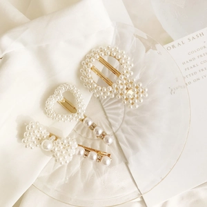 Détail du lot de 3 barrettes dorées en perles avec motifs cœur et cristaux géométriques