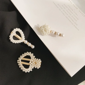 Lot de trois barrettes élégantes en perles aux formes de cœur et géométriques dorées