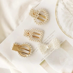 Lot de 4 barrettes à perles élégantes avec formes de nœud et cœur sur base dorée