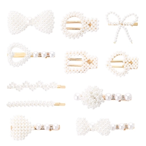 Détail à plat d'un ensemble de 10 barrettes en perles aux motifs de cœur et de nœud