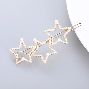 Détail de la pince à cheveux étoile dorée avec perles pour accessoires cheveux