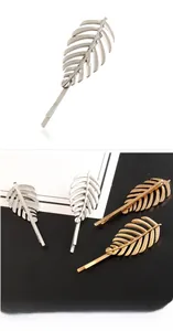 Détails de la barrette en forme de feuille en alliage avec texture métallique en or et argent