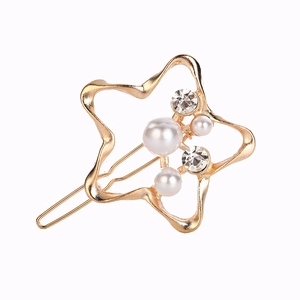 Barrette étoile dorée minimaliste ornée de perles blanches et de strass scintillants