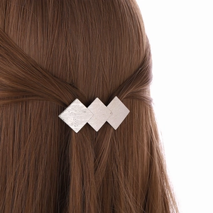 Barrette à cheveux géométrique argentée avec losanges superposés et fini brossé