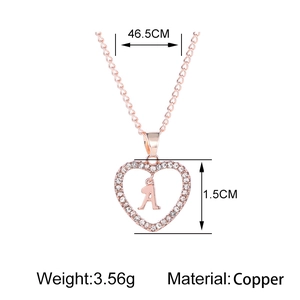 Détail montrant les dimensions et le matériau du collier cœur rose doré avec lettre A
