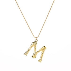 Goldene Halskette mit Buchstaben M Anhänger mit Textur und feiner Schlangenkette