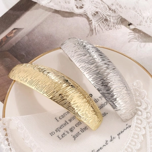 Fashion Alloy Arched Hair Clip For Women Textured Brushed Metal Spring Barrette Elegant Minimalist Hair Accessory