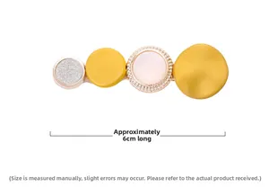 Détail d'une barrette de 6 cm avec perles mates colorées et strass étincelants