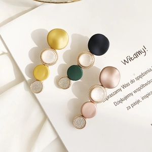 Trois barrettes rondes colorées mates et pailletées sur carte blanche pour femmes