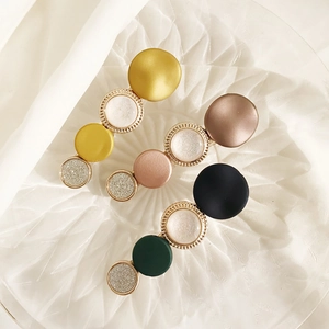 Trois barrettes à cheveux colorées mates et pailletées avec un design rond géométrique