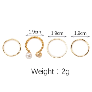 Détail du lot de 4 bagues dorées avec dimensions de 1,9 cm et poids de 2 g