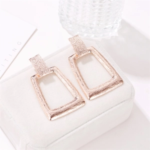 Boucles d'oreilles trapèze géométriques en or rose avec finition texture martelée